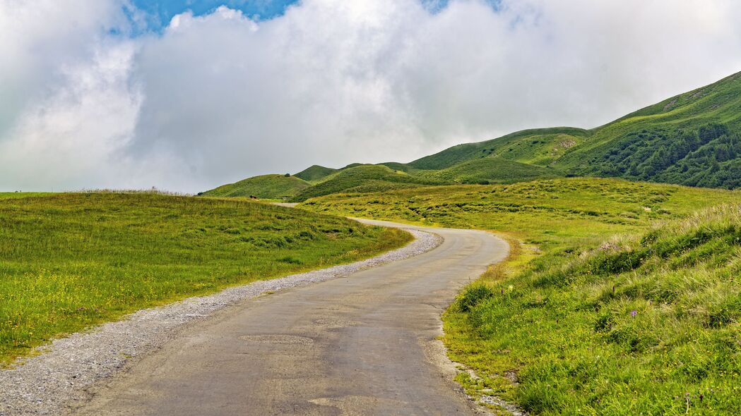 自然之美，道路转弯，田野草地，山丘风光，4K高清壁纸下载