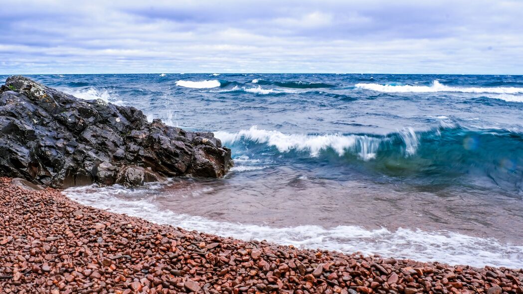 超高清自然美景，大海海浪拍打海岸，石头与天空共绘4K壁纸（3840x2160）免费下载