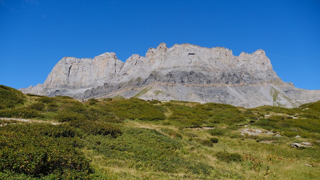 4K高清风景壁纸，岩石浮雕，山谷草地美景，3840x2160分辨率畅享下载