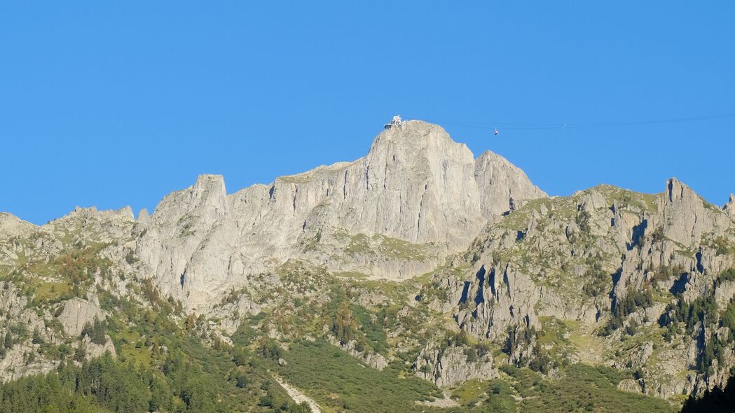 岩石山景浮雕，树木葱茏斜坡，4K高清壁纸，3840x2160极致享受