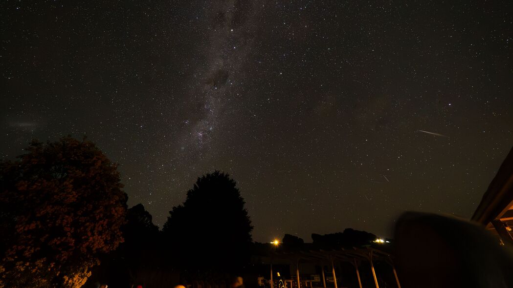 夜间银河星空4K超高清壁纸，棵树点缀，3840x2160精美背景图免费下载