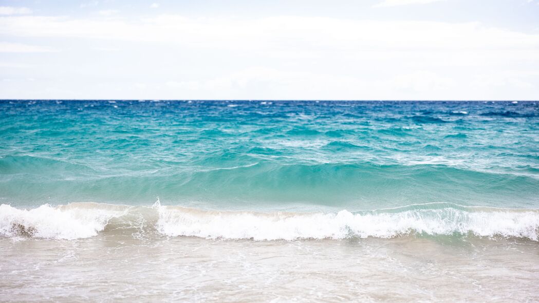 波浪舞动，大海辽阔，地平线延伸，天空深邃——自然之美尽在4K超高清壁纸，3840x2160极致分辨率，免费下载绝美风景图片！