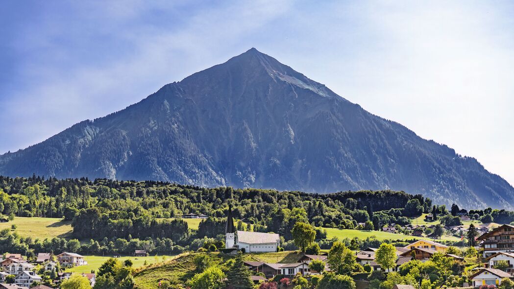 自然山谷美景，高清4K树木与房舍壁纸，3840x2160超清下载
