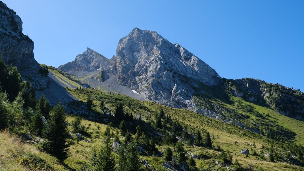 绝美自然景观，斜坡树木山景，4K超清壁纸，3840x2160高清下载
