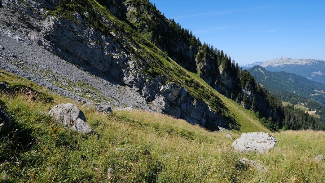 4K高清山景壁纸，斜坡草石浮雕，3840x2160分辨率，美景尽收眼底
