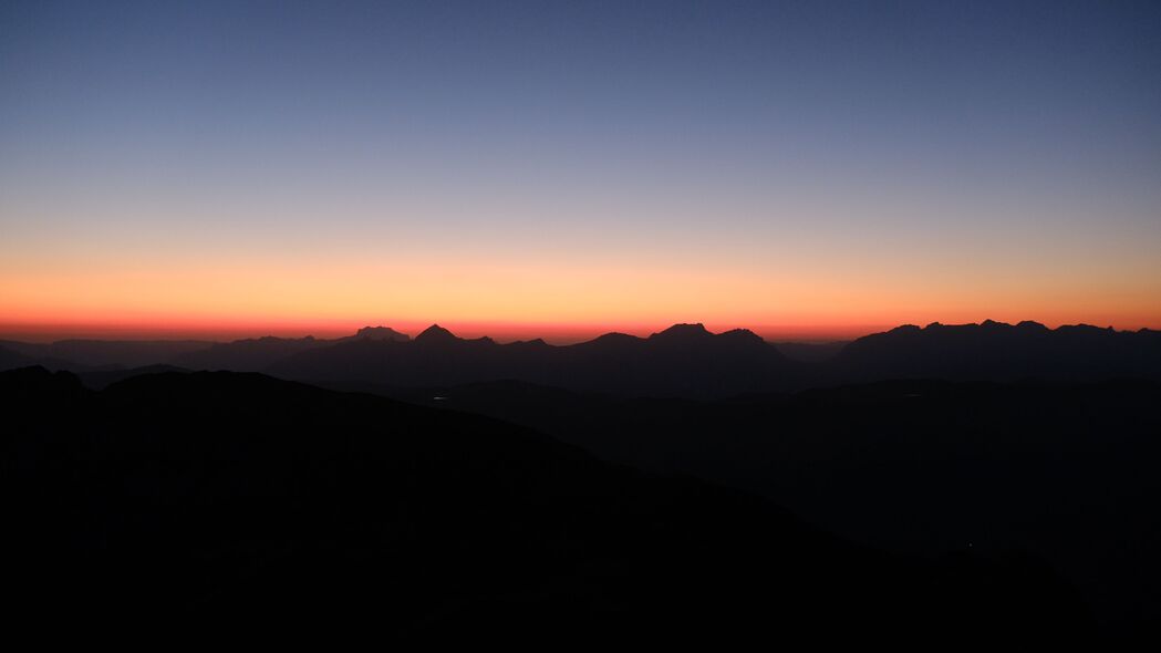 绝美丘陵山脉剪影，黄昏时分惊艳4K壁纸，高清3840x2160风景图片免费下载