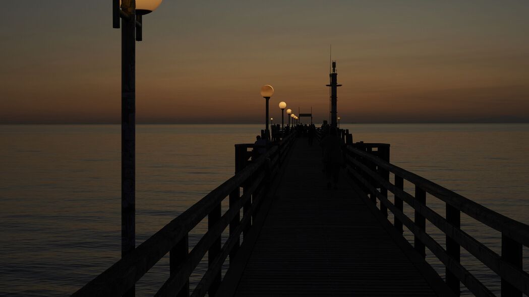码头夜影，深海灯光璀璨，4K超清壁纸，3840x2160高清下载