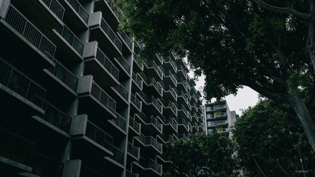 建筑美景尽览，高清4K阳台房子与树壁纸，3840x2160分辨率，畅享视觉盛宴！