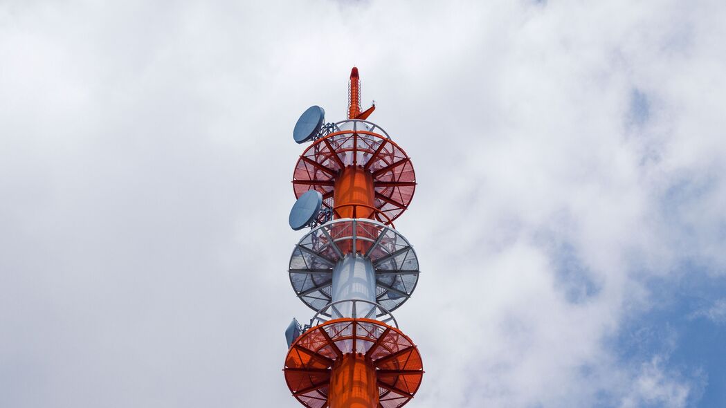 建筑之美，天线立面与天空交融，4K超清壁纸，3840x2160高清下载