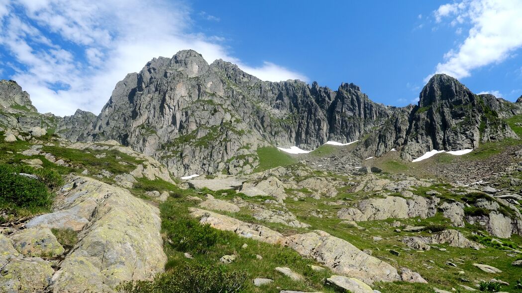 4K高清岩石山脉风景壁纸，绿草蓝天，绝美自然画面，3840x2160分辨率下载