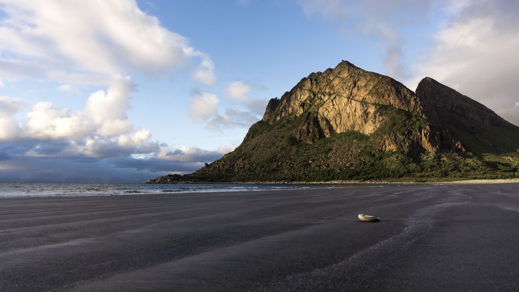 自然之美，岩石、沙滩与贝壳海岸风光，高清4K壁纸3840x2160免费下载