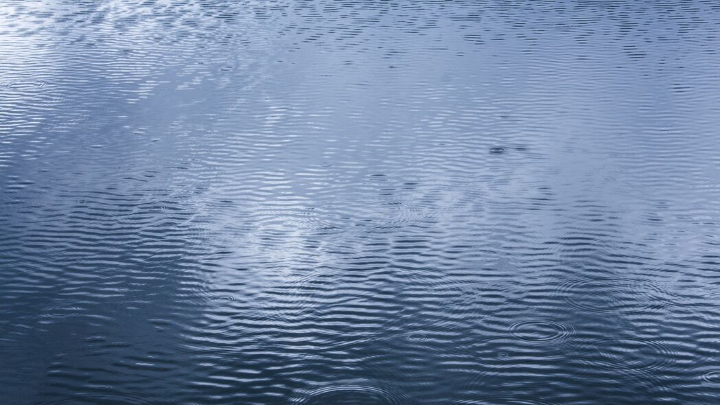 水湖波纹美景，高清4K蓝色壁纸，3840x2160分辨率，免费下载
