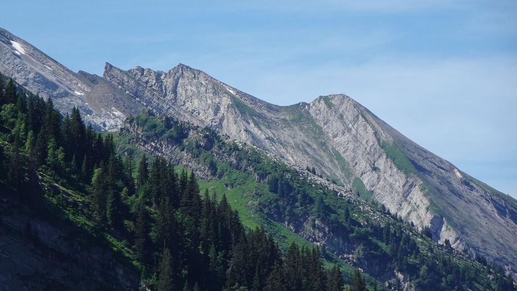 绝美山脉岩石斜坡树木风光，高清4K壁纸，3840x2160分辨率，免费下载