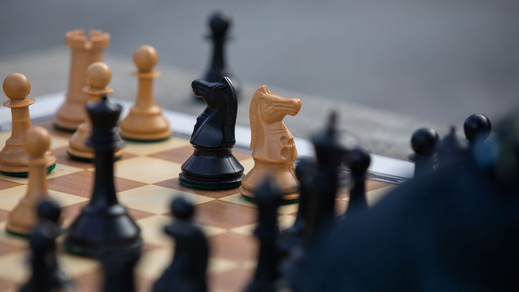 国际象棋骑士风采，模糊艺术4K壁纸，3840x2160高清游戏背景图片下载