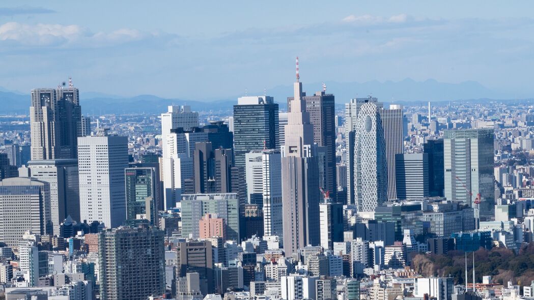 城市摩天大楼与绿意盎然，4K超清壁纸，3840x2160分辨率免费下载