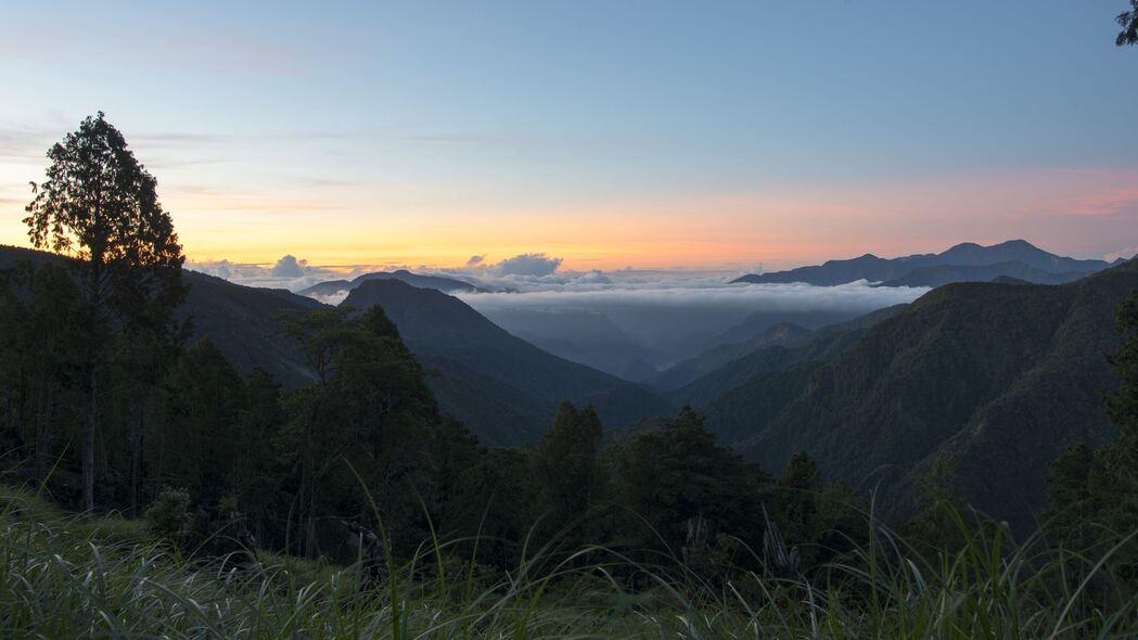 绝美自然风景，树影摇曳丘陵，山脉绵延至日落，4K高清3840x2160壁纸下载