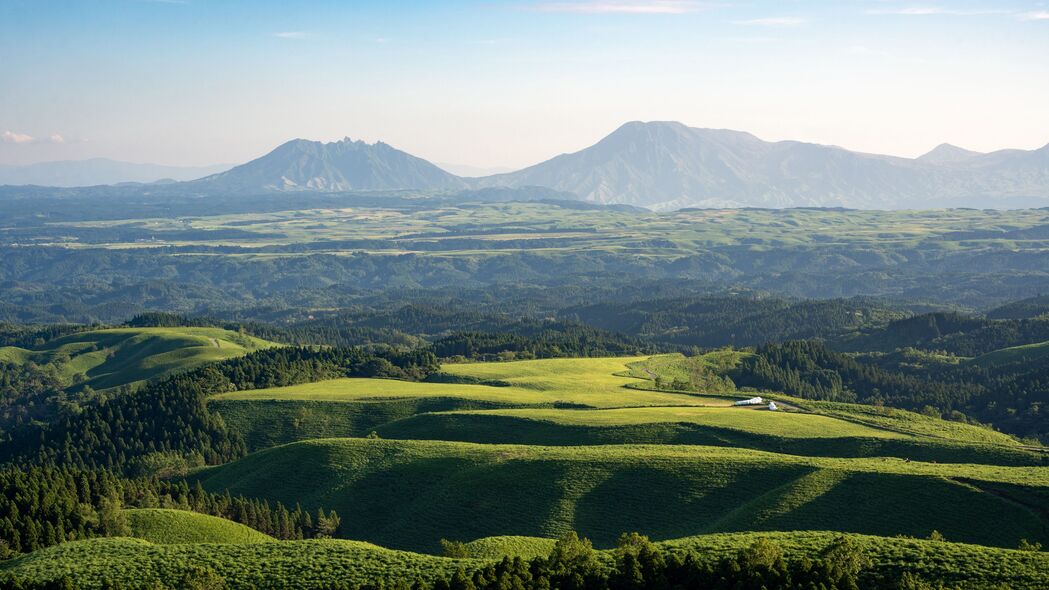 绝美丘陵草地山脉树木风光，4K超清壁纸下载，3840x2160高清分辨率