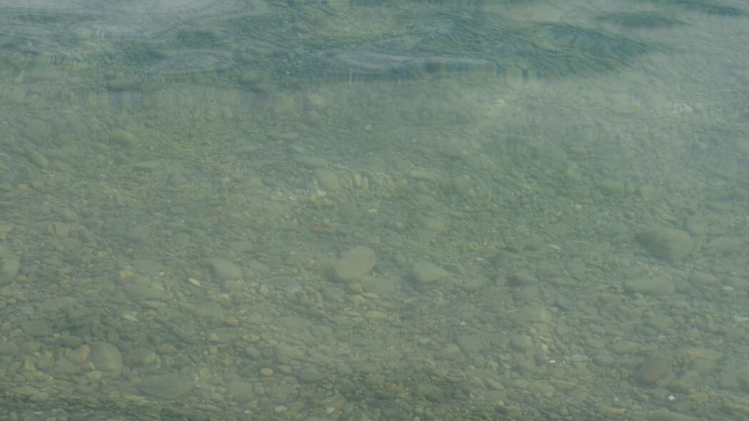 水河石底自然美景，超高清4K壁纸，3840x2160分辨率，下载尽享大自然风光