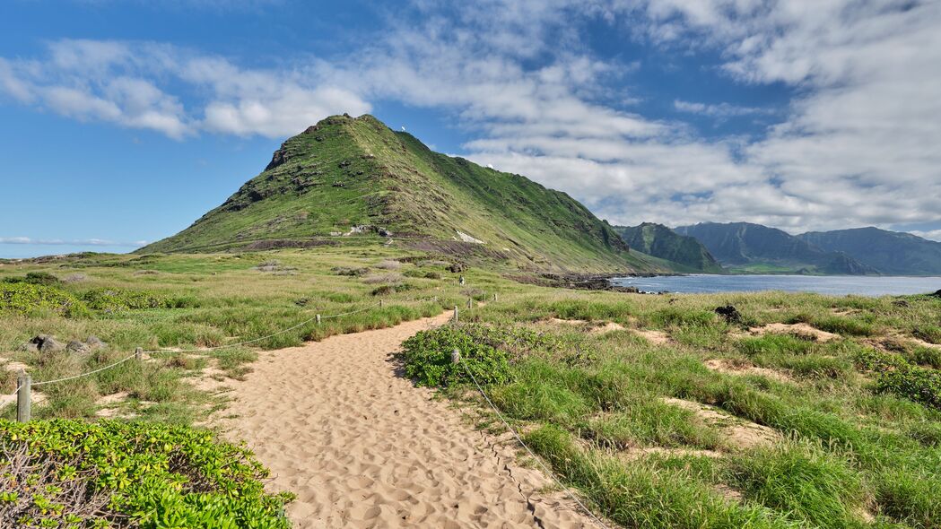 山坡沙草小径美景，高清4K天空云彩壁纸，3840x2160分辨率下载