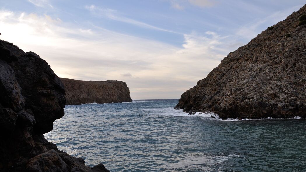 4K高清自然美景壁纸，岩石海浪与蓝天白云，3840x2160超清下载