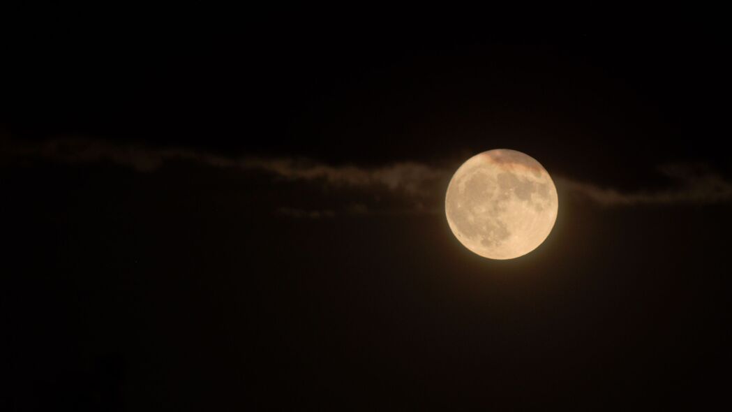 超级月亮4K壁纸，高清夜间满月背景，3840x2160分辨率免费下载