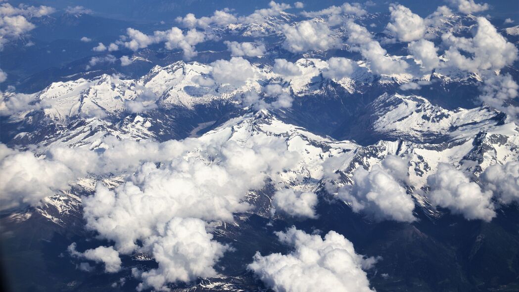 绝美山脉雪景4K高清壁纸，3840x2160分辨率，山峰云雾缭绕，风景如画！