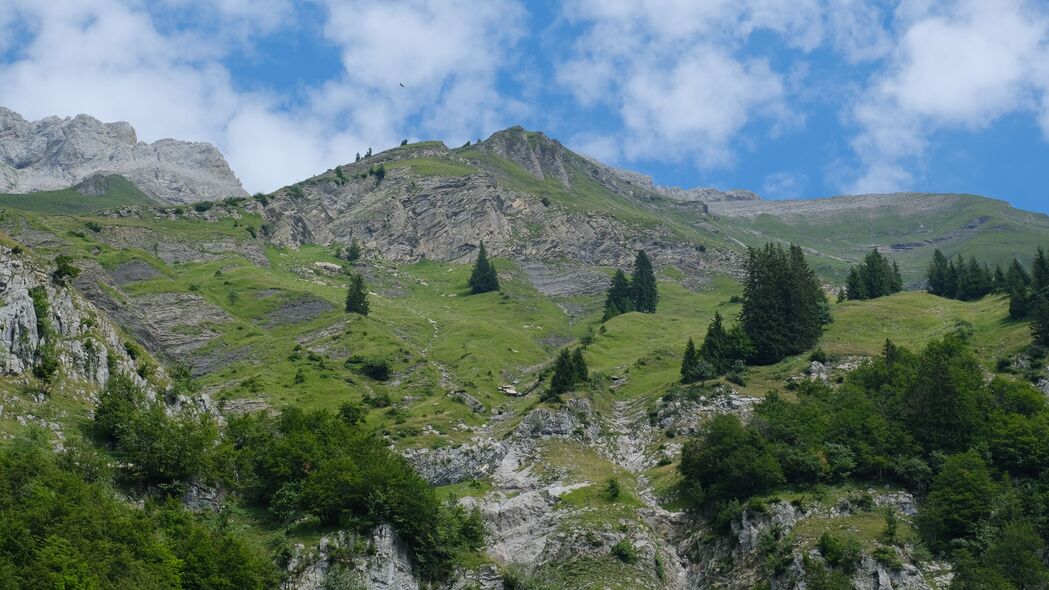 自然美景尽在眼前，山峦树木斜坡4K超清壁纸，3840x2160高清下载