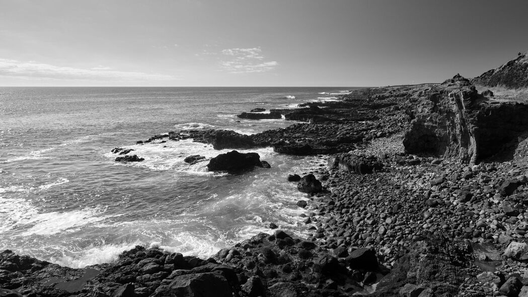 海岸石头黑白风光，4K高清壁纸，3840x2160分辨率，自然美景尽收眼底