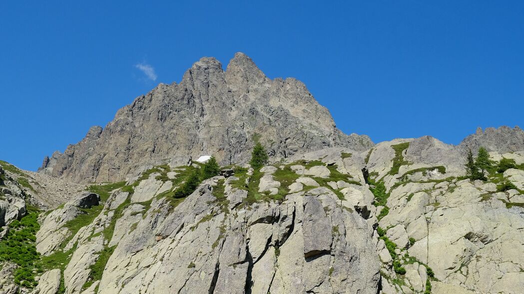 岩石与草的自然之美，高清4K浮雕风景壁纸（3840x2160）免费下载