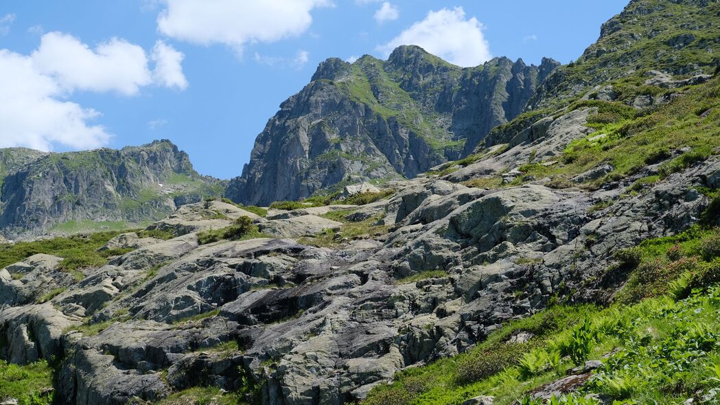 超高清4K自然风景壁纸，岩石山脉斜坡，3840x2160分辨率精美下载
