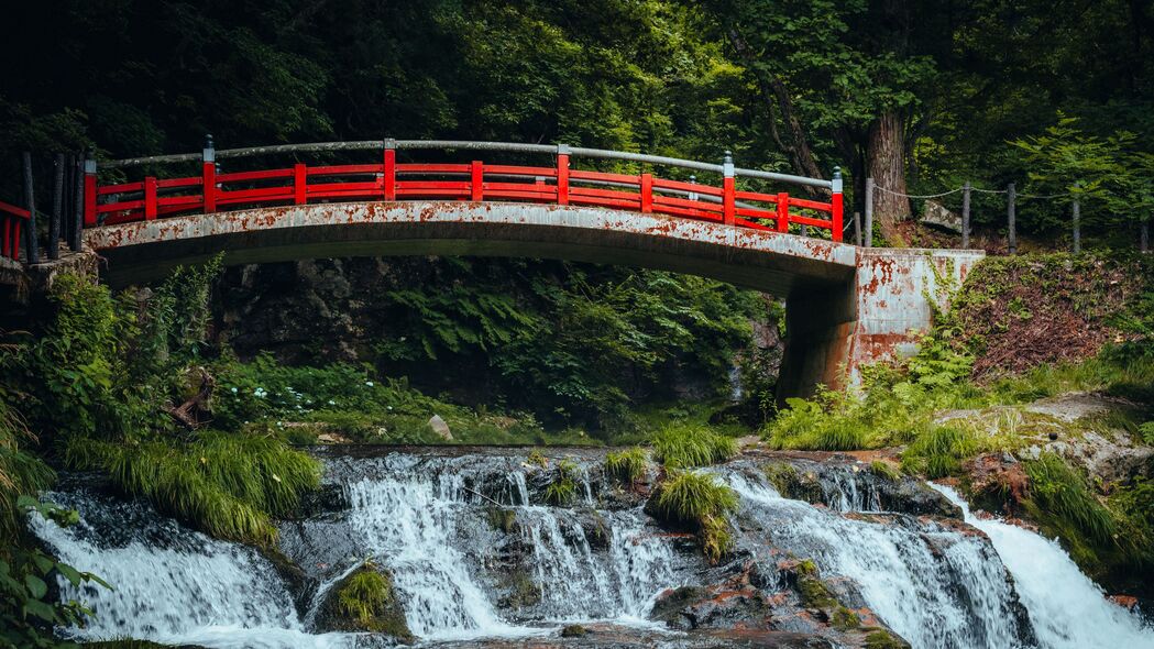 桥梁溪流森林草地美景，铁锈色调4K超清壁纸，3840x2160高清下载