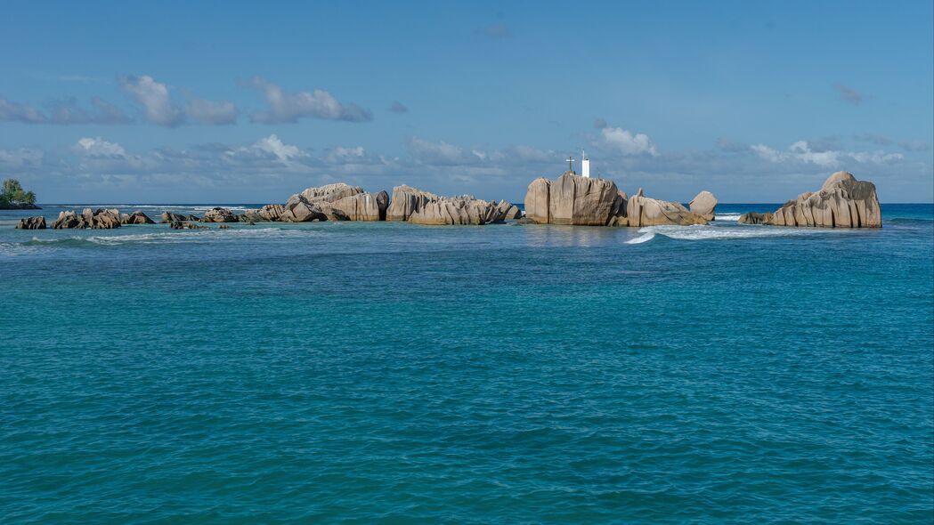 大海岩石建筑美景，3840x2160超高清4K自然风景壁纸，一键下载
