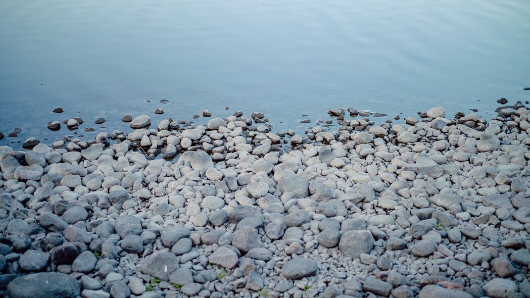 高清4K壁纸，蓝色大海与鹅卵石海岸，自然美景尽收眼底，3840x2160分辨率免费下载