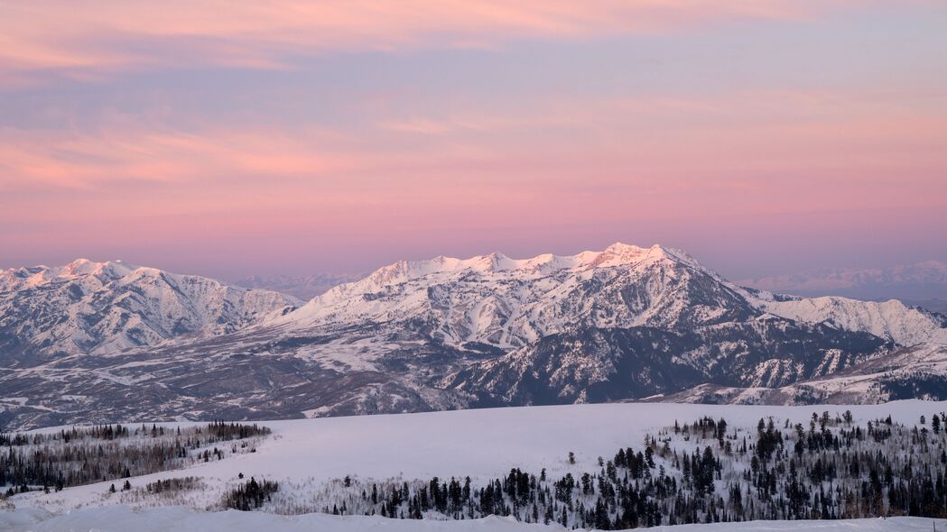 冬日山脉雪景4K高清壁纸，山谷树木自然美景，3840x2160分辨率免费下载