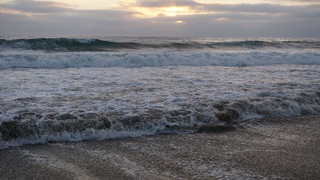 波浪轻舞，大海壮阔，海岸泡沫，自然之美——4K高清壁纸，3840x2160风景图片下载
