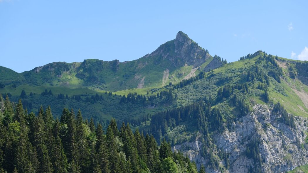 绝美山脉风光，高清4K岩石树木壁纸，3840x2160分辨率，一键下载