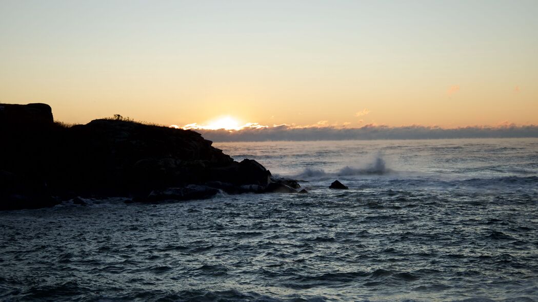 大海日出美景，岩石地平线4K高清壁纸，3840x2160分辨率，免费下载