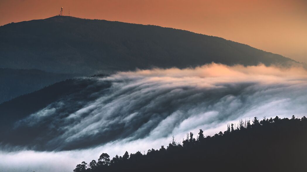 绝美丘陵山脉落日景，树木云影映眼帘——4K高清壁纸（3840x2160）免费下载