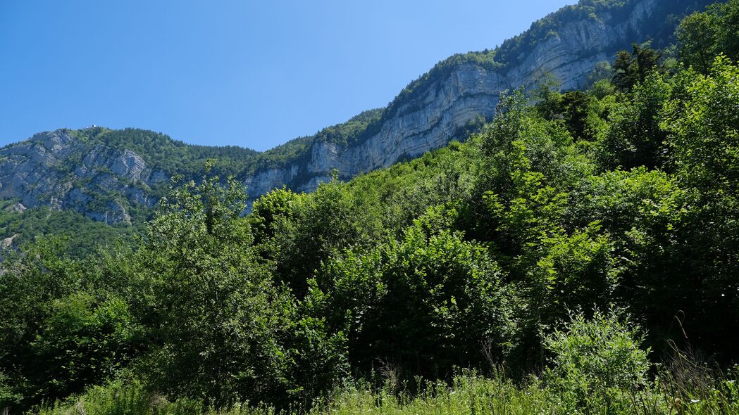 自然美景4K高清壁纸，山脉树木草地景观，3840x2160分辨率，免费下载