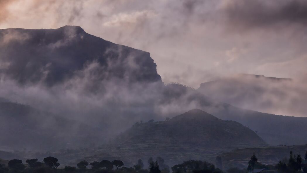 雾锁云绕山峦间，丘陵美景尽收眼底！4K超高清壁纸，3840x2160分辨率，一键下载尽享自然风光！