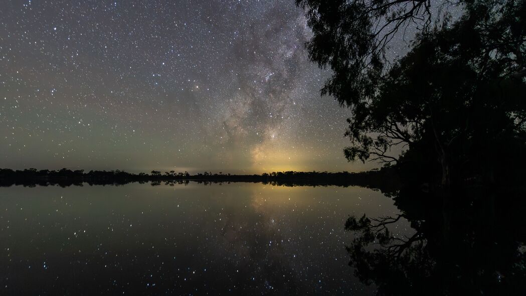 夜晚银河湖畔，树木映衬下的超高清4K壁纸，3840x2160分辨率下载