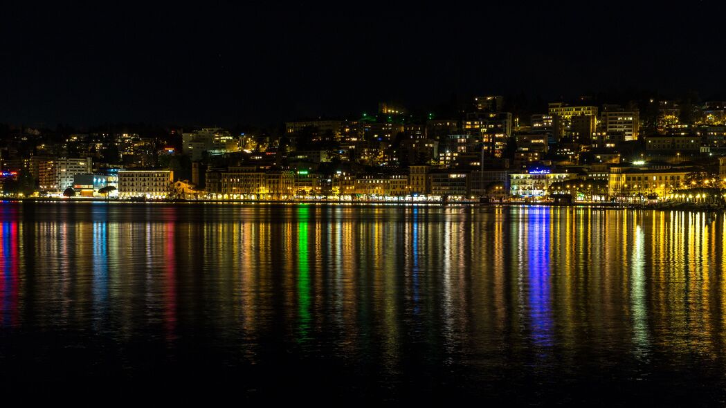 深邃夜色，建筑灯光映大海，超清4K深色壁纸（3840x2160）免费下载