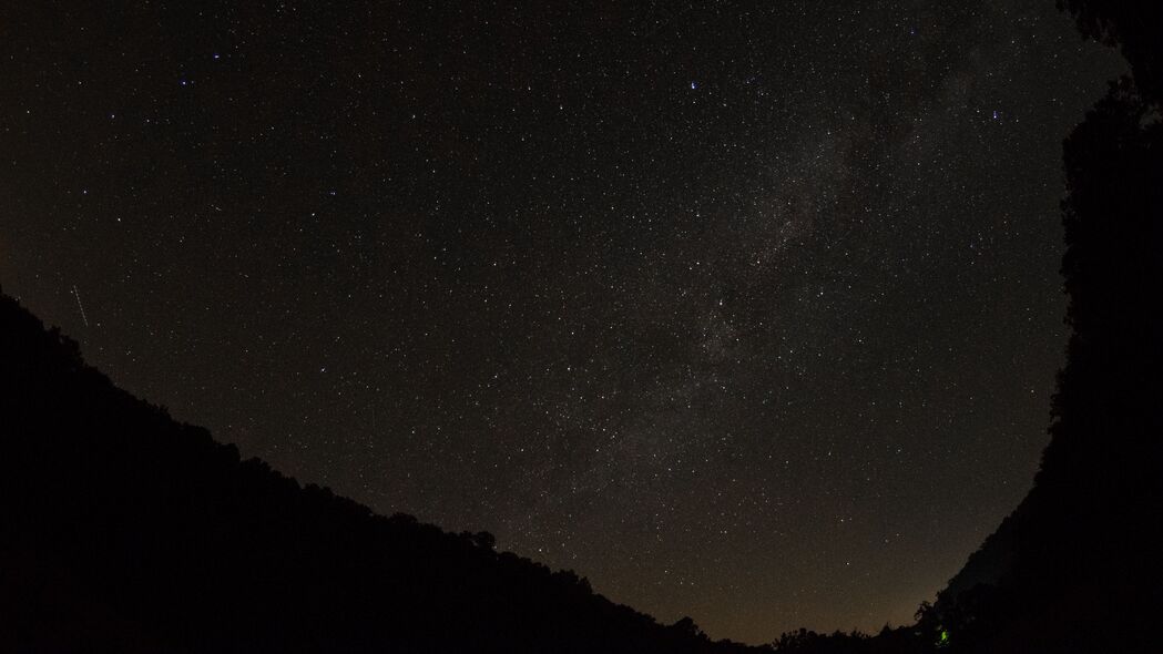 夜晚山丘星空银河美景，4K高清壁纸3840x2160，免费下载
