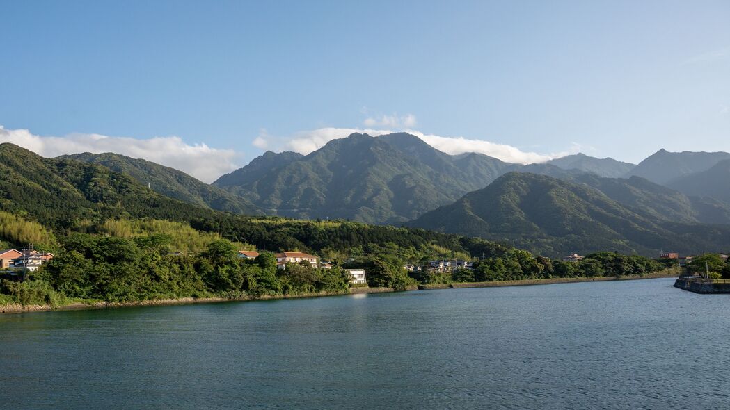 4K超高清壁纸，大海山脉自然美景，房子点缀，3840x2160分辨率下载