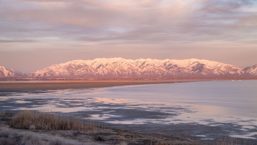 绝美山脉雪景湖景4K超高清壁纸，3840x2160分辨率，自然风光尽收眼底，一键下载！