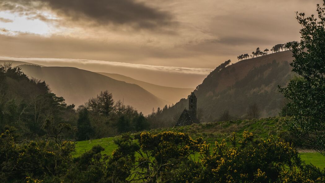 建筑隐现山丘间，雾漫自然之美——精选4K高清风景壁纸，3840x2160分辨率免费下载