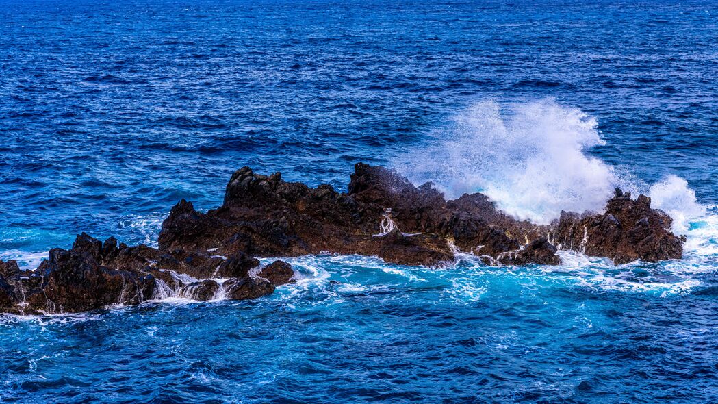 大海飞溅波浪拍石，绝美4K高清壁纸，3840x2160超清下载