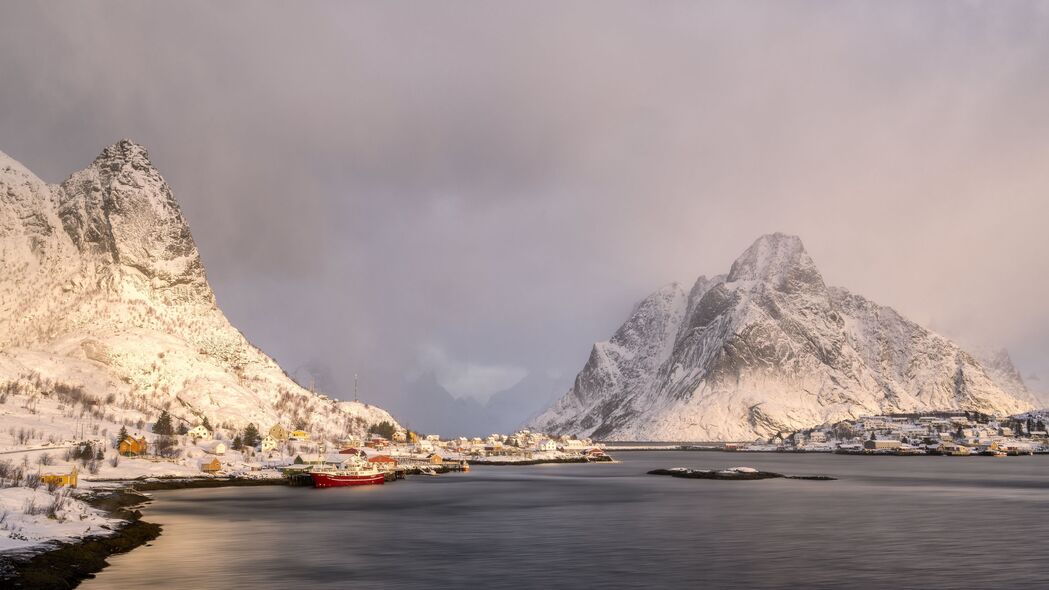 绝美山脉海湾，雪融大海，4K高清自然风景壁纸3840x2160，一键下载！