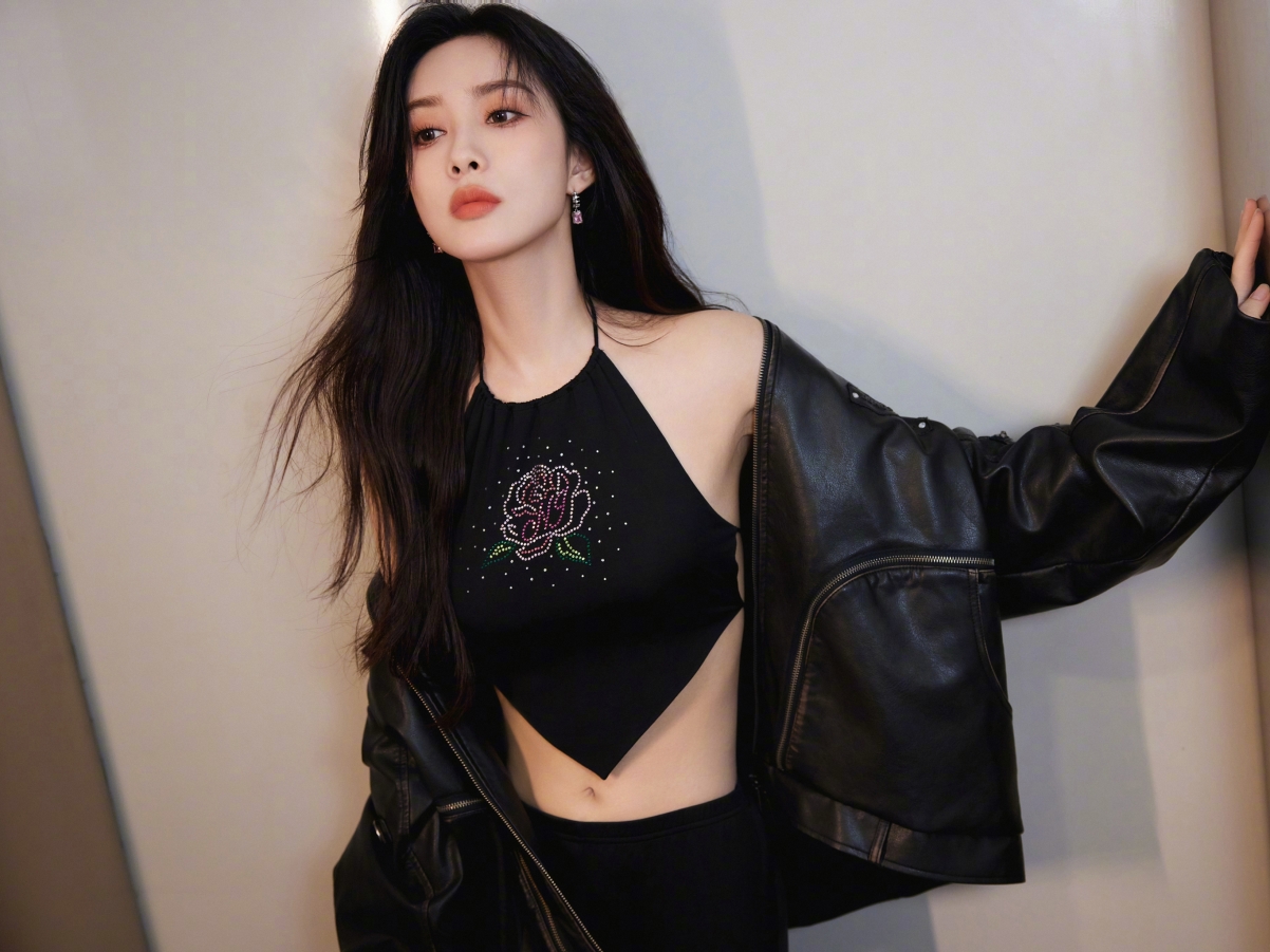 孟子义黑色皮衣魅力四溢，高清美女平板壁纸2732x2048免费下载