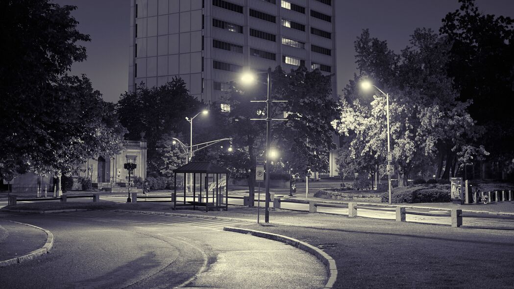 高清夜间道路转弯美景，灯光璀璨，建筑轮廓清晰，4K壁纸3840x2160免费下载